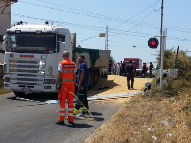 L'autoarticolato travolto dal treno 3