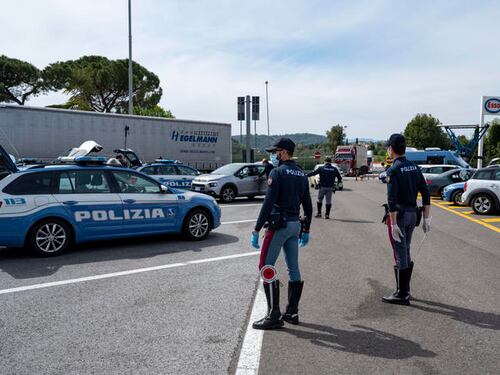 Effettua rifornimento senza pagare e con una targa rubata: denunciato