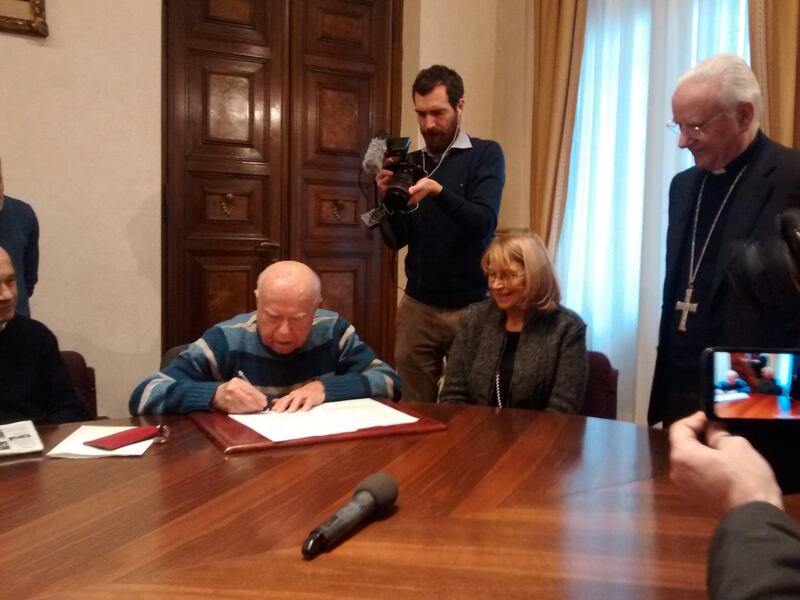 Valentino Bortoloso, detto "Teppa", uno degli esecutori dell'eccidio di Schio il 7 luglio 1945, firma la pace con Anna Vescovi, figlia del Podestà, ucciso nella strage