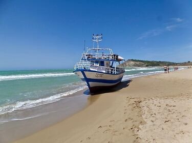 Le barche abbandonate sulle spiagge dell'agrigentino 3