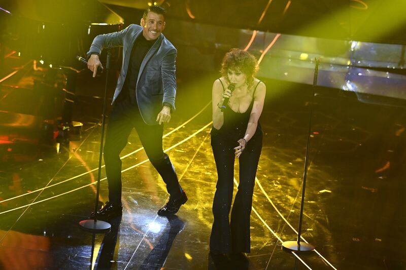 Sanremo 2024: ecco il look della quarta serata del Festival di Fiorella Mannoia 6