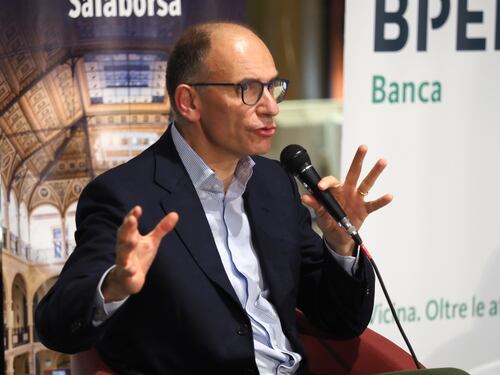 Il segretario "accetta" il seggio a Siena. La sua rete di affari da superconsulente