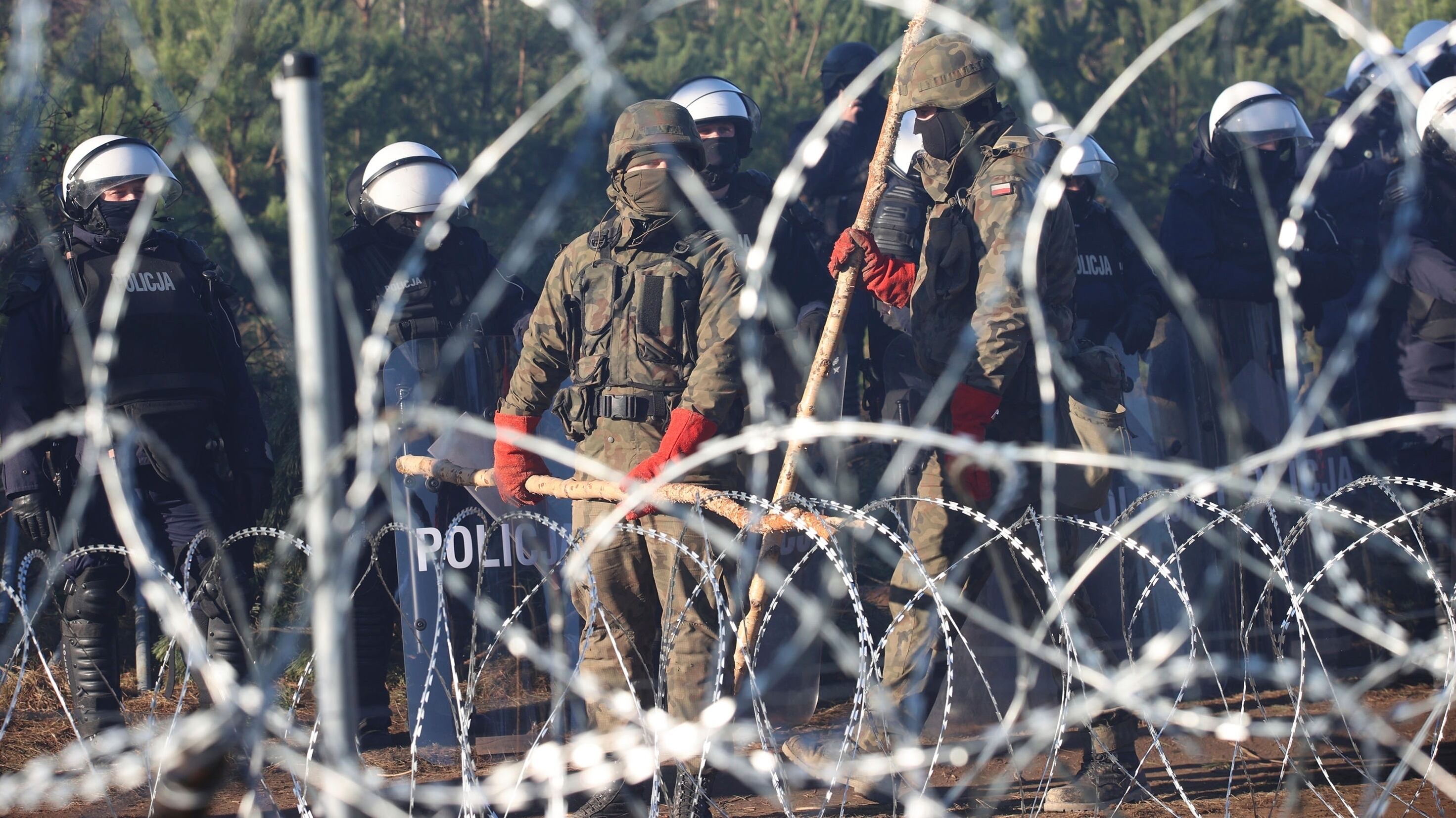 Spari, aggressioni e no-go zone: il fronte orientale Nato assediato dai migranti