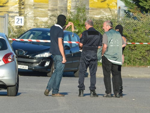Valls getta la spugna: "La Francia impari a convivere con la minaccia di attentati"