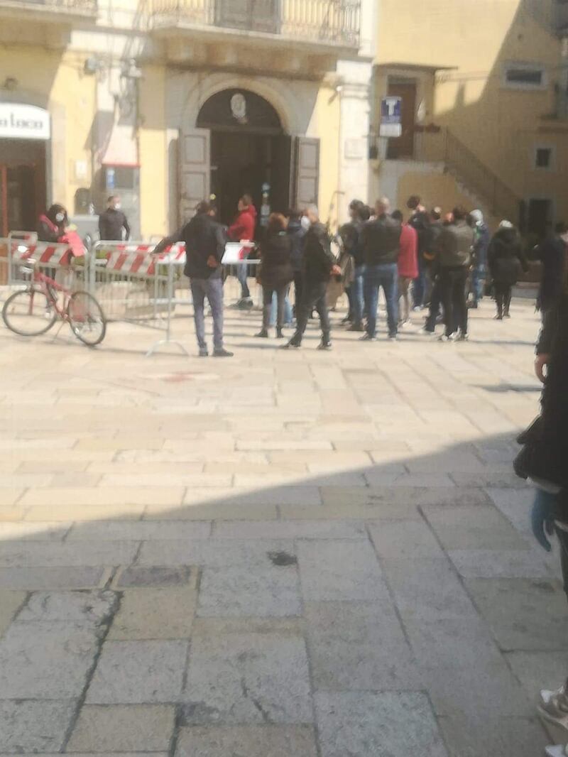Nel Barese, la fila per ritirare i buoni spesa 2