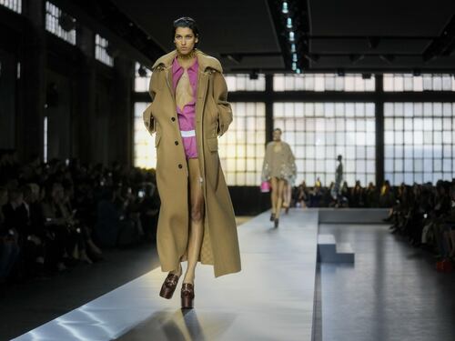 Cappotti e coccodrillo: Gucci incanta col lusso