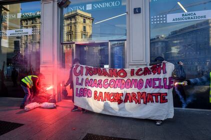 Gli studenti in corteo a Milano: alcuni indossano gilet gialli 5