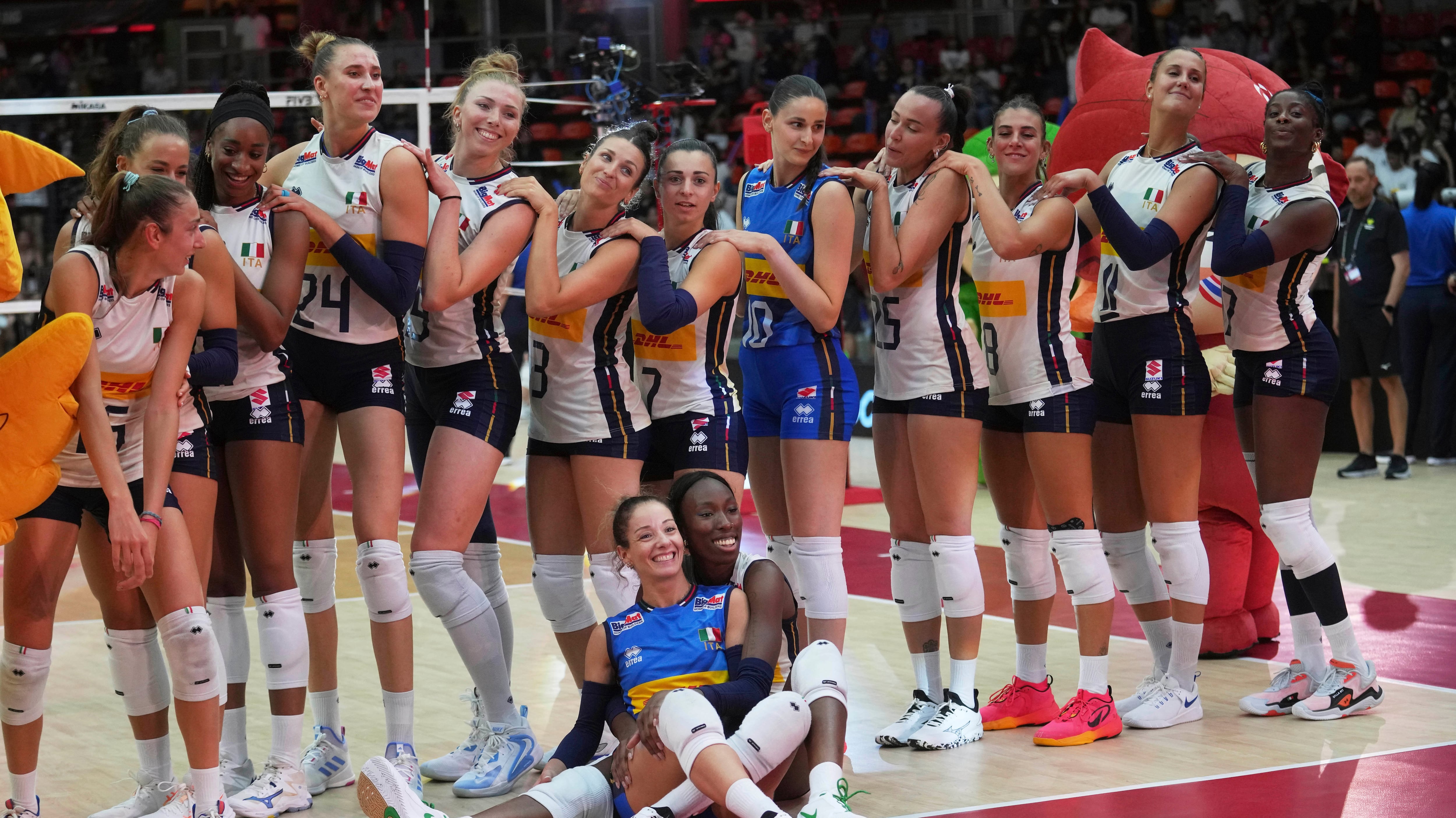 La forza delle donne: le azzurre del volley dicono trentatré