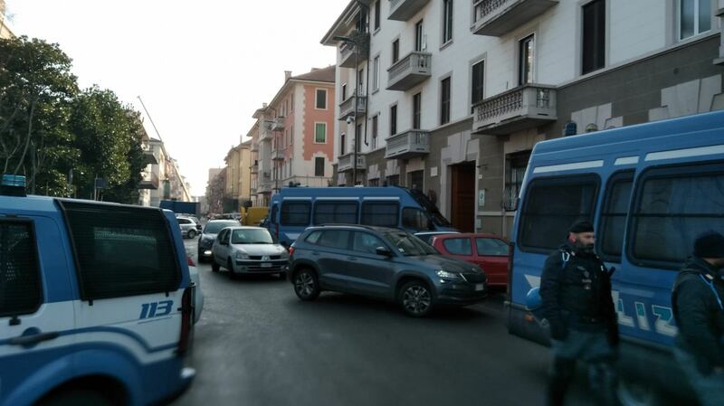 Perquisizioni e sgomberi della polizia in via Gola 7