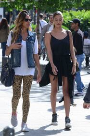 Belen a Milano fa shopping senza intimo 4