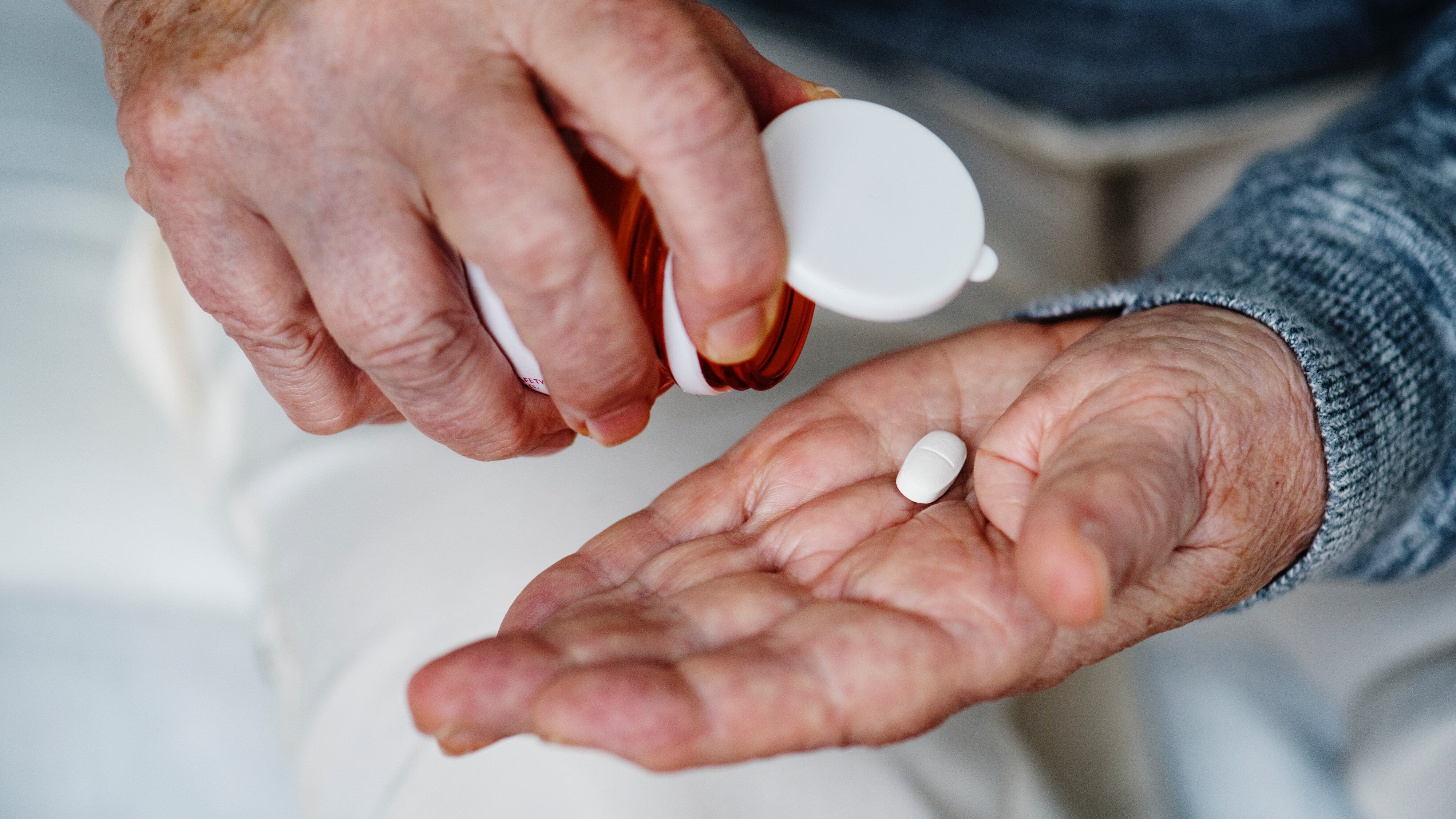 Elisir, magie, droghe, farmaci. L'umanità fra cura e delitto