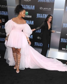 Rihanna, sexy scollatura sul red carpet 16
