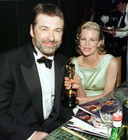 Kim Basinger: dopo lo strip tease più sexy torna sul set 19
