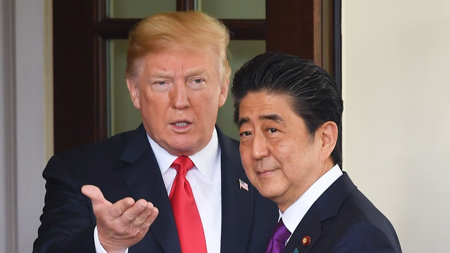 Trump "scherza" con Abe: "Posso mandarti 25 milioni di messicani"