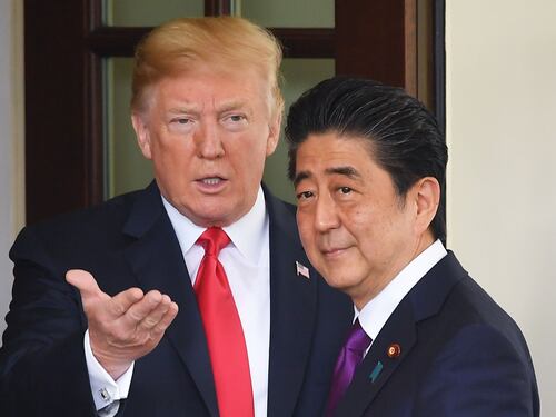 Trump "scherza" con Abe: "Posso mandarti 25 milioni di messicani"