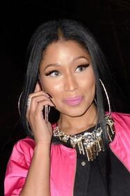 Nicki Minaj fuori di seno alla Paris Fashion Week 13