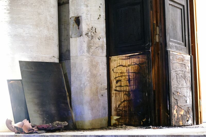 In fiamme il portone della sede dell'Istituto superiore di sanità 1