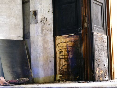 In fiamme il portone della sede dell'Istituto superiore di sanità
