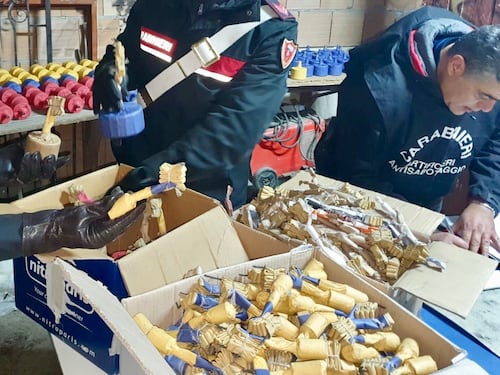 Ordigni esplosivi e droga in garage, arrestato