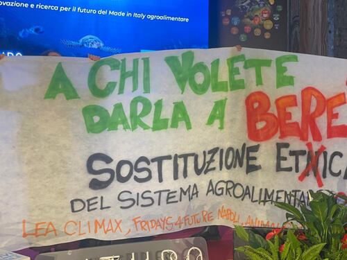 "No ai fascisti". Lollobrigida attaccato in chiesa dagli eco-vandali