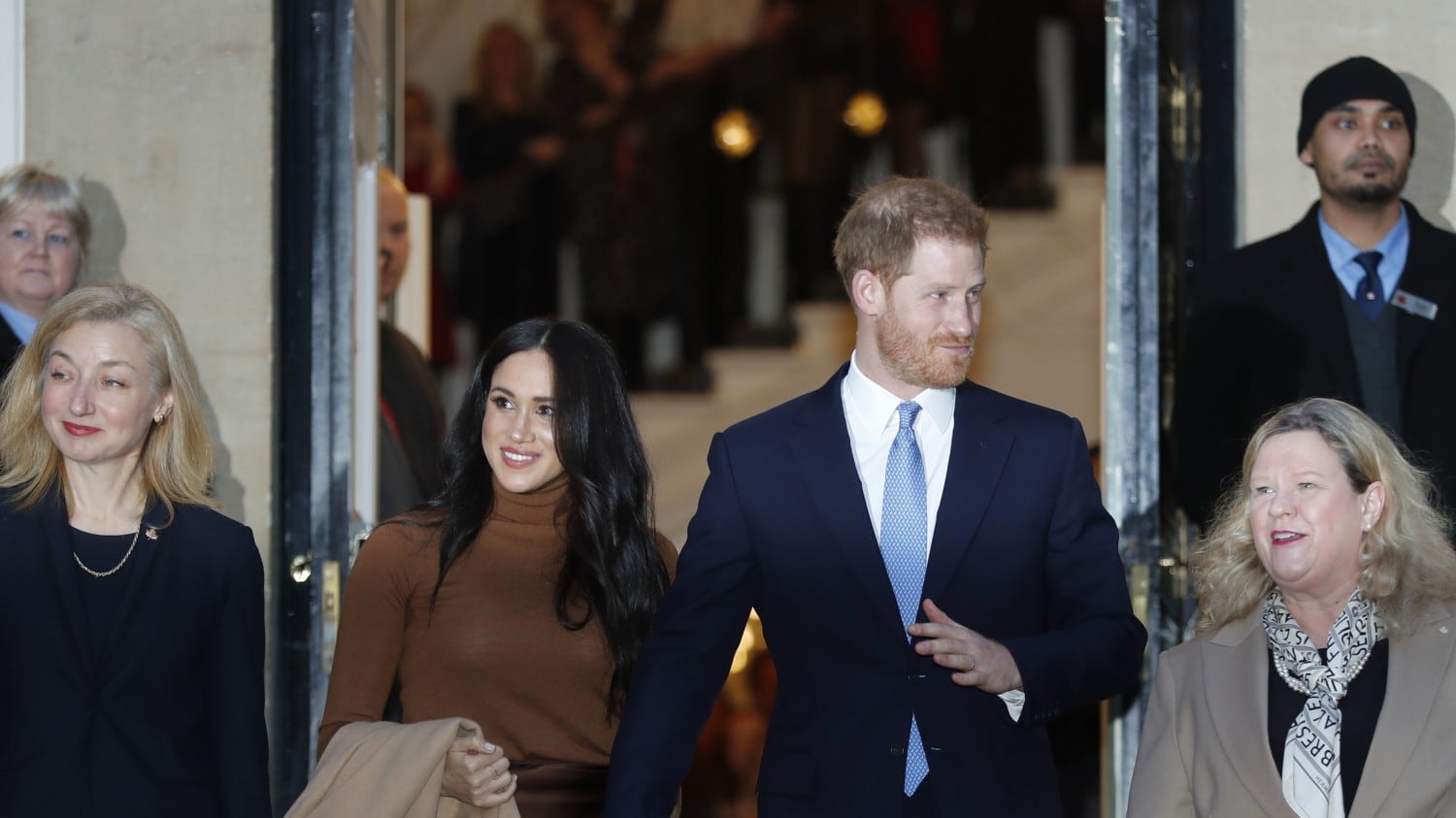 "La Regina l'ha saputo dalla tv": l'ira dei reali su Harry e Meghan