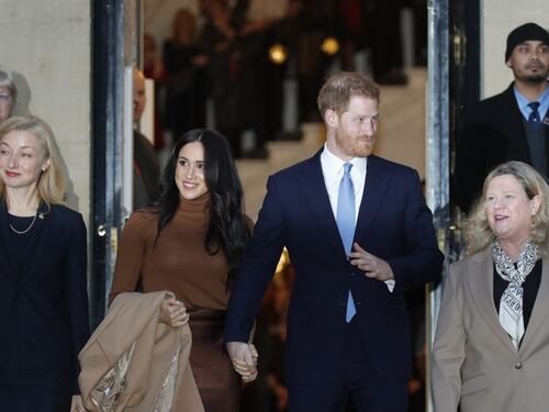 "La Regina l'ha saputo dalla tv": l'ira dei reali su Harry e Meghan