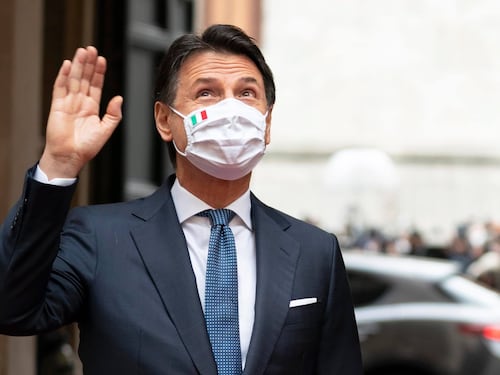 Gli alleati litigano persino sull'euro. E l'asse Pd-5s-Leu "resuscita" Conte