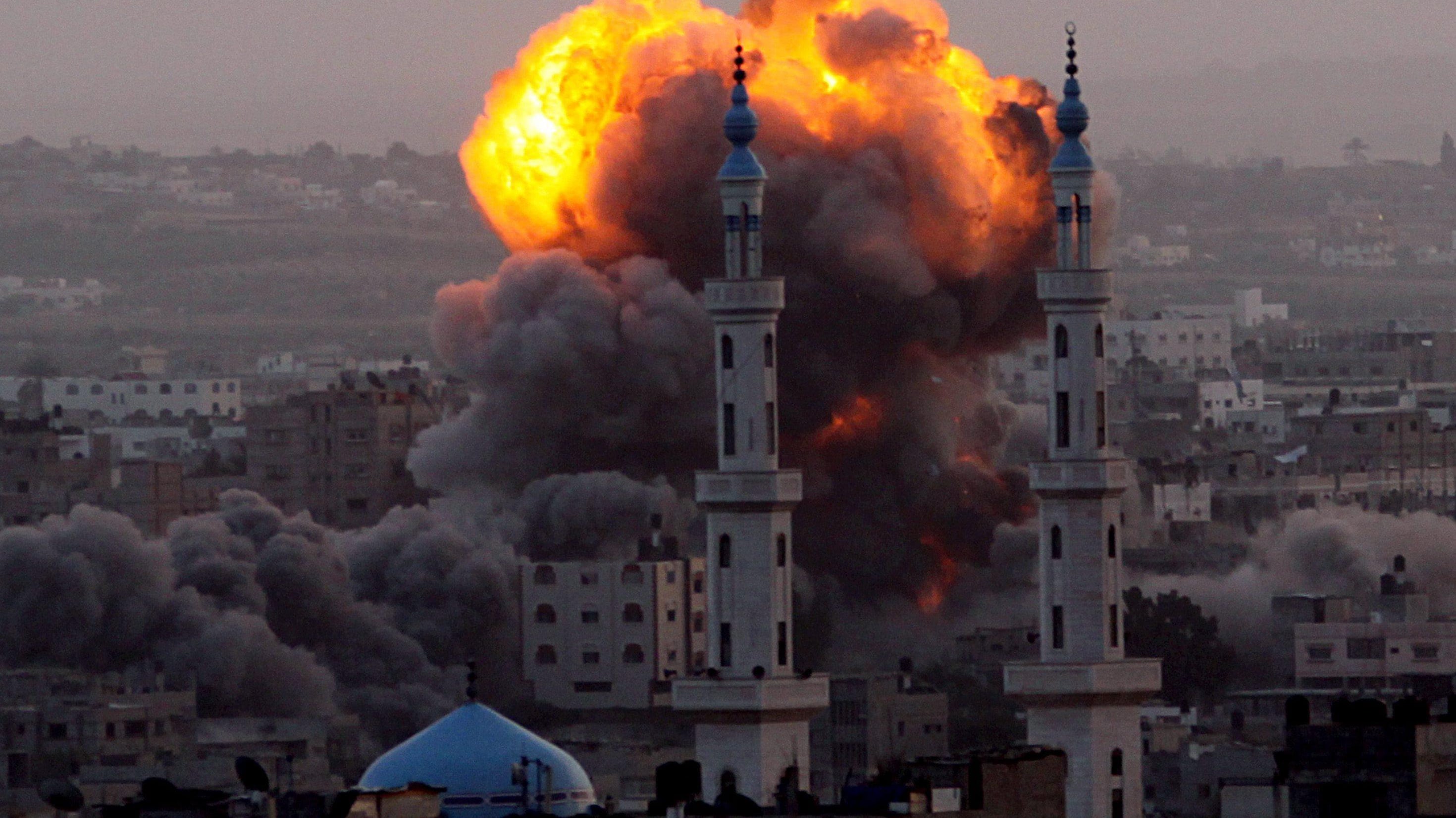 A Gaza raid contro Hamas: colpiti pure bambini e media
