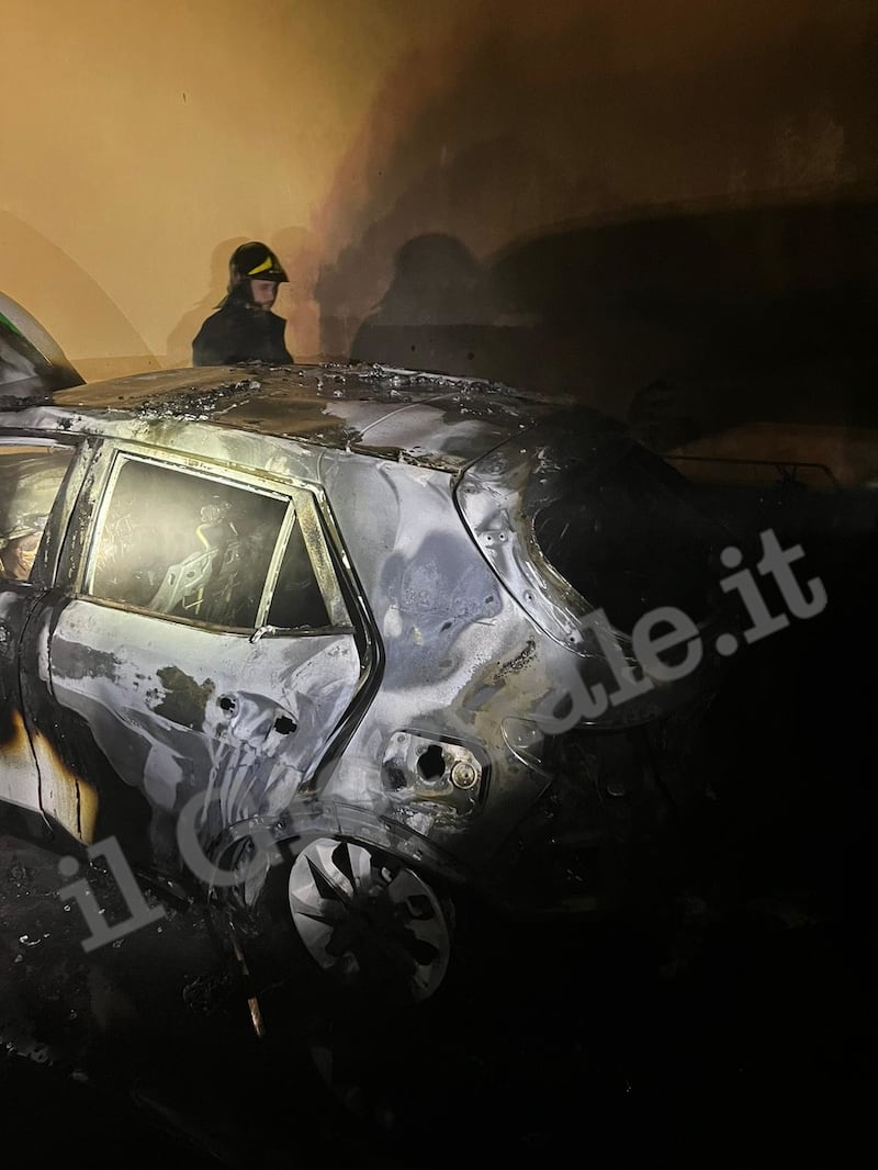 Briciate le auto della polizia locale a Milano: si indaga negli ambienti anarchici 2