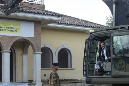 Salvini sulla ruspa per la demolizione della villa dei Casamonica 2