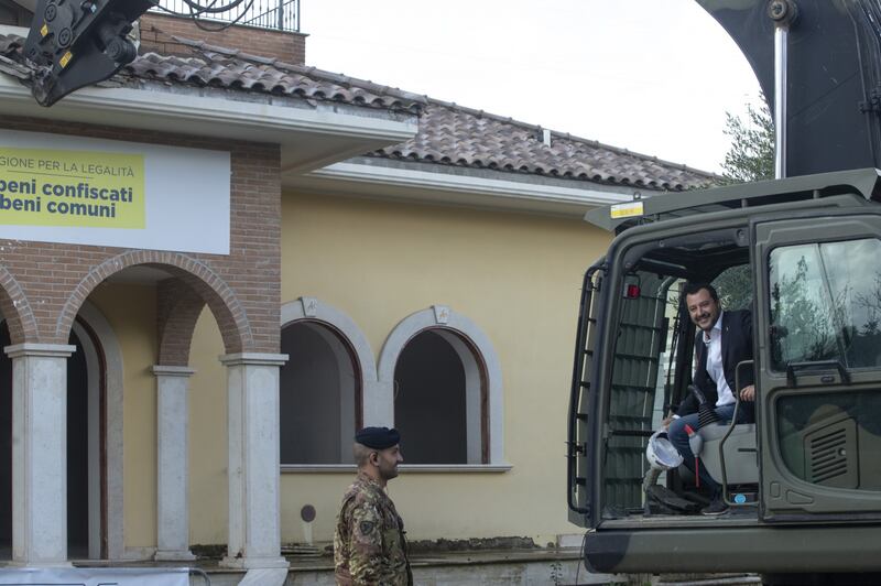 Salvini sulla ruspa per la demolizione della villa dei Casamonica 2