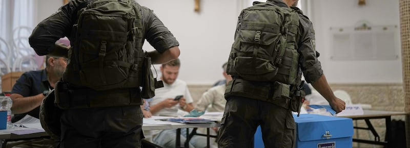 Israele al voto, affluenza record nelle prime ore. Netanyahu chiama gli elettori alle urne: sfida decisiva con Eisenkot