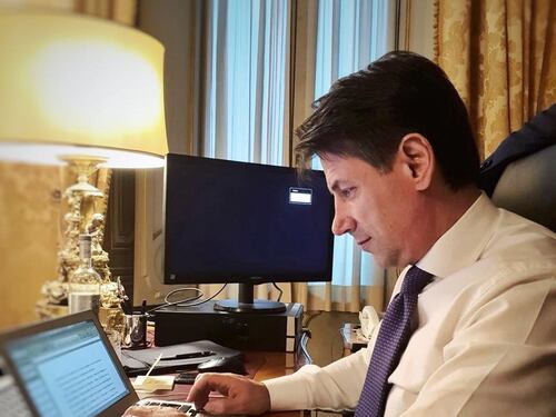 Conte: "Al lavoro fino a tarda sera". Ma l'orologio segna le 18.30