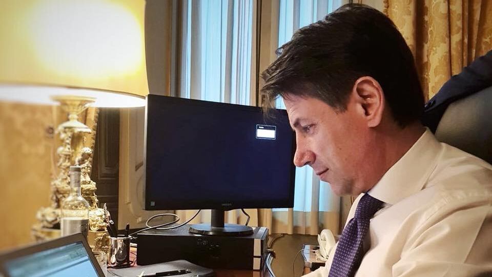 Conte: "Al lavoro fino a tarda sera". Ma l'orologio segna le 18.30