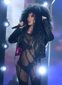 Inossidabile Cher: l'icona pop fa ancora parlare di sé a 70 anni 9