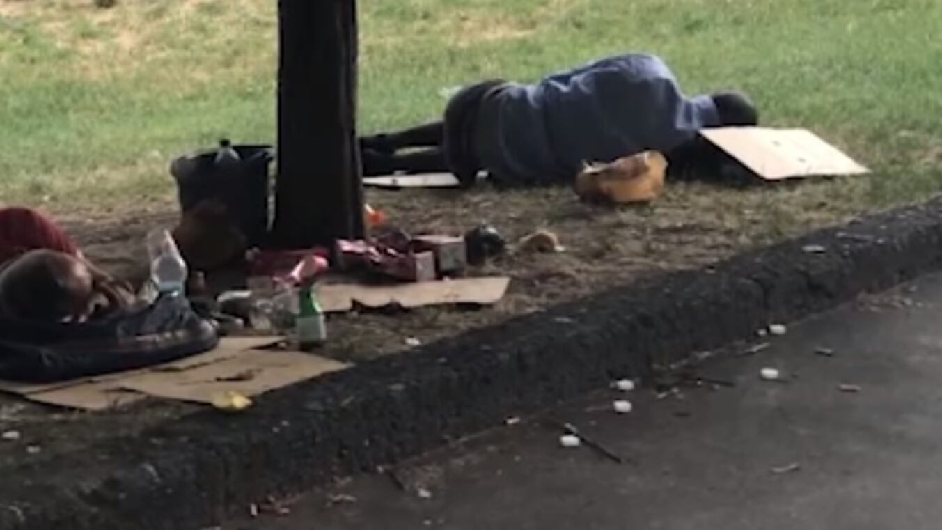 Genova, magrebino vomita al market e minaccia cassiera: "Pulisci tu"