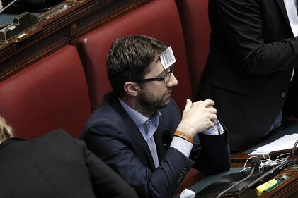 Dl lavoro, bagarre in Aula. I deputati grillini si incollano codici a barra sulla fronte 2