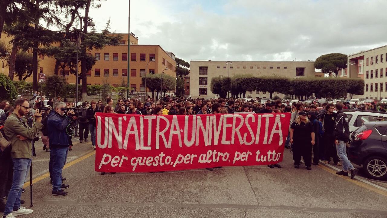 "Ateneo trans", ecco lo sfregio dei collettivi ai caduti italiani