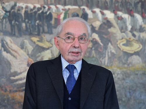 Strano tempismo del Dottor Sottile: 43 anni dopo i fatti turba i rapporti con Parigi e Nato