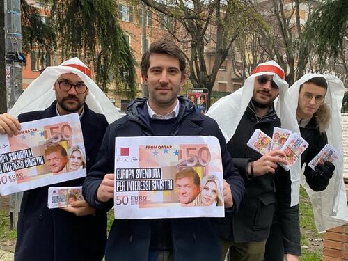 "Venduti i valori europei per qualche soldo". Il flashmob in piazza sul Qatargate