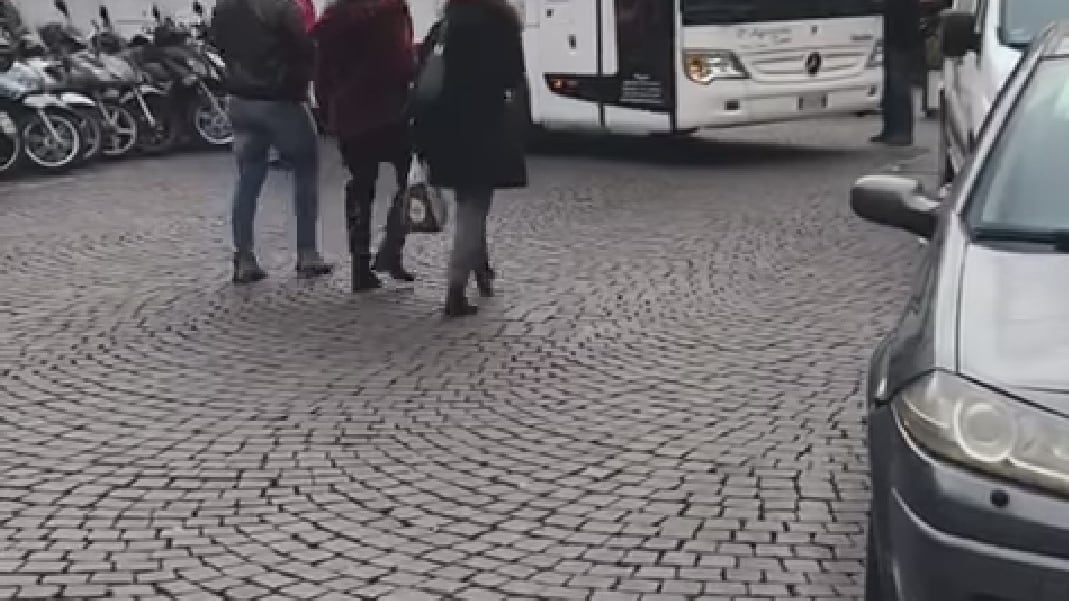 Sosta selvaggia, autobus bloccato nel centro. Scoppia il caos