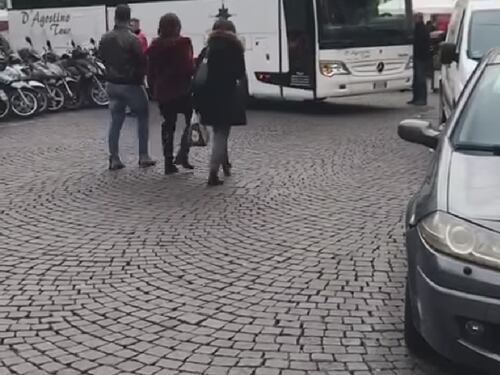 Sosta selvaggia, autobus bloccato nel centro. Scoppia il caos