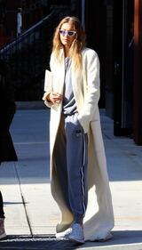Gigi Hadid nuda sul cavallo 36