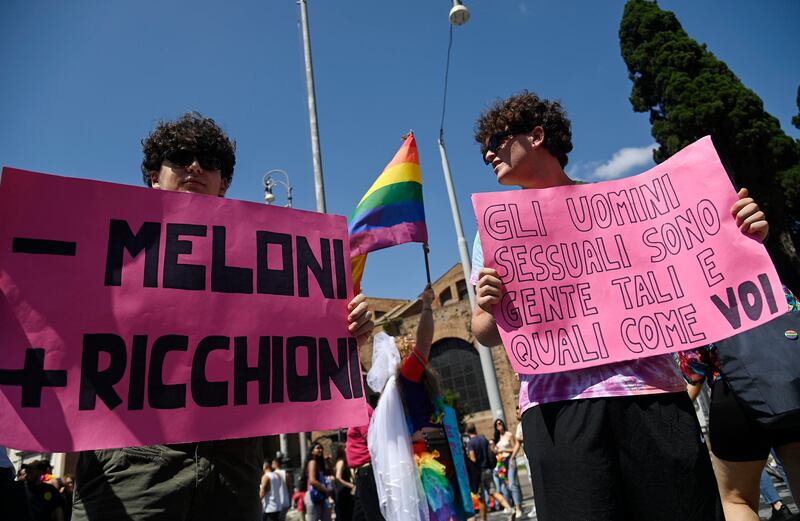 Utero in affitto e insulti al governo: al Roma pride va in scena la polemica 4