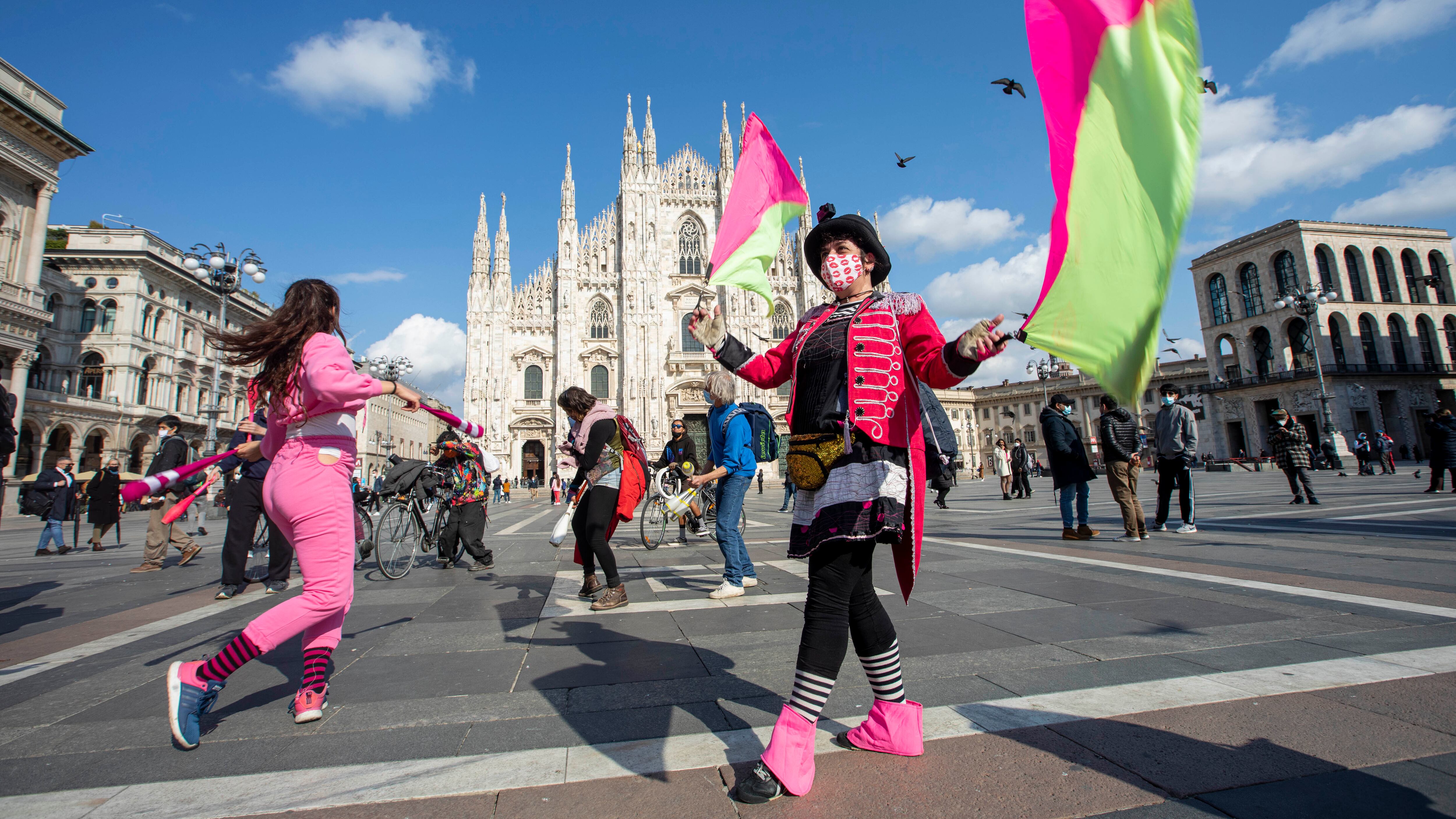 Sono troppi e "fracassoni", stretta sugli artisti di strada