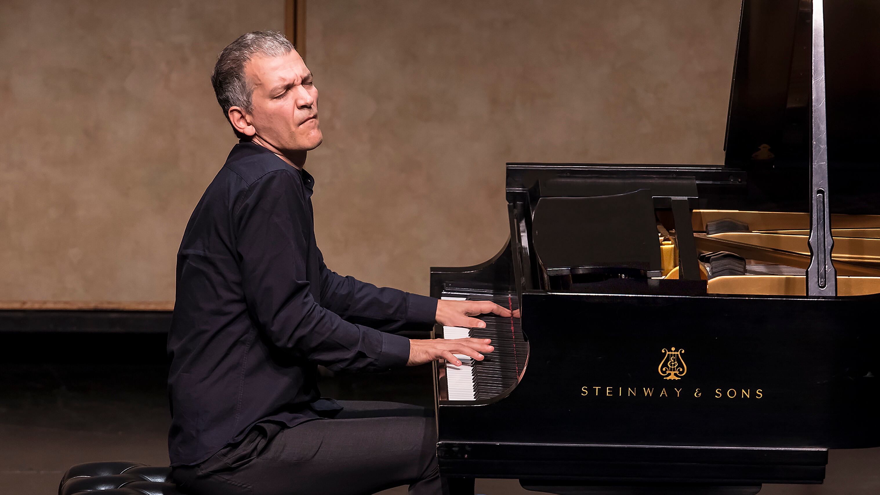 "Ogni sera cambio jazz Con il mio piano suono anche la Bibbia"