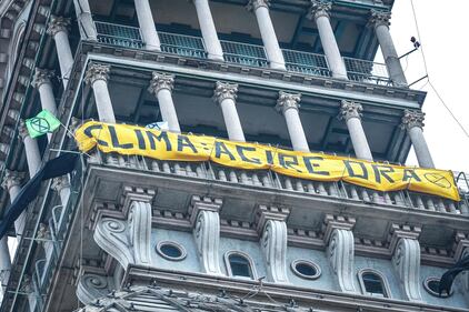 Extinction Rebellion occupa la Mole Antonelliana: le immagini da Torino 8
