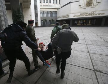 Simferopoli, le Femen protestano contro Putin 11