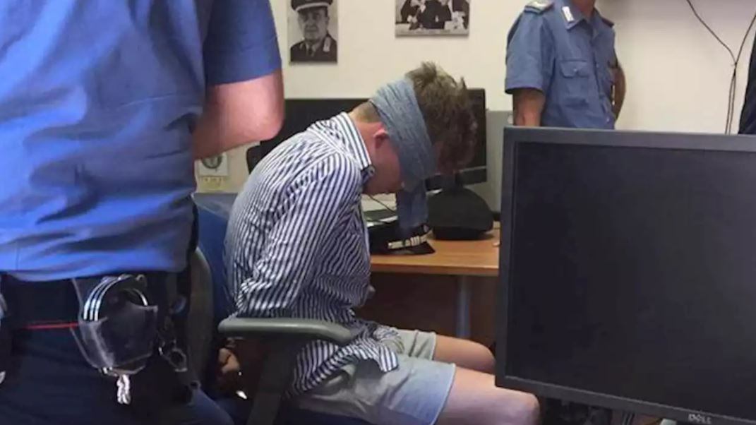 "Perché Natale Hjorth è stato bendato". La verità sulla foto simbolo dell'omicidio Cerciello