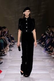 Armani veste le donne di perle e per i suoi 90 anni si regala uno storico palazzo nel cuore di Parigi 4